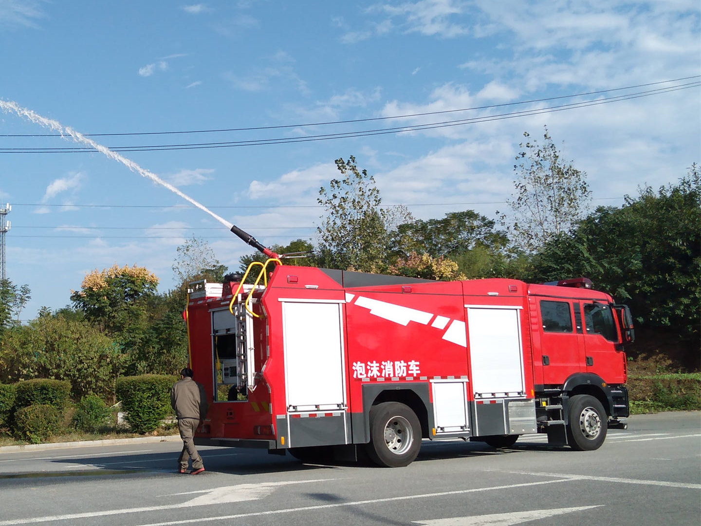 汕德卡7吨水罐消防车